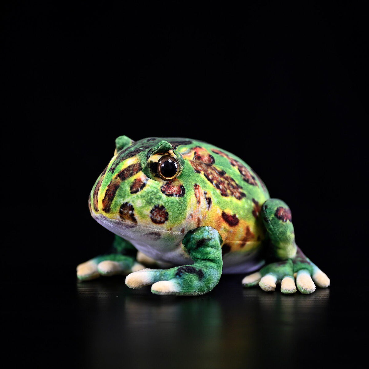 Peluche a forma di rana cornuta argentina dai colori vivaci, prodotto da SoftDaysLab, con motivi verdi e rossi realistici, perfetto per gli amanti della fauna selvatica.