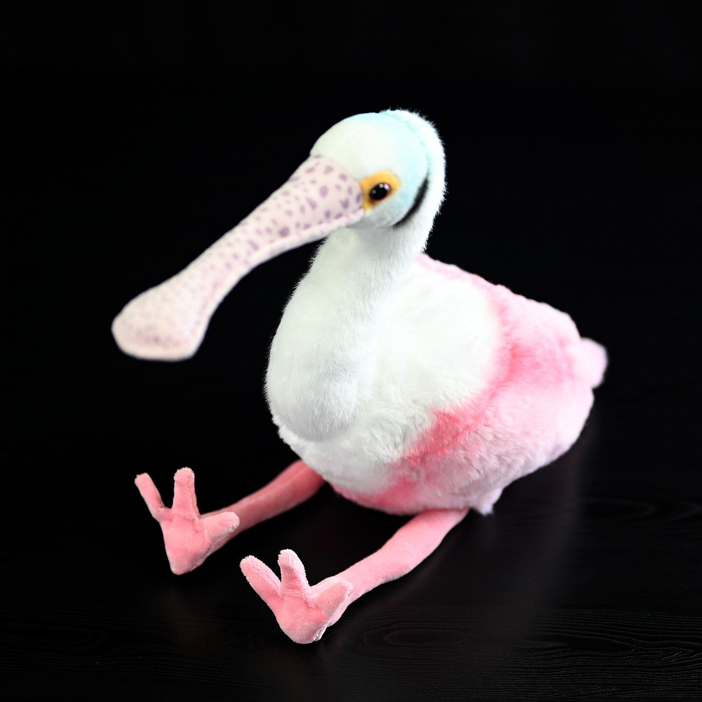 Pluszowa zabawka Roseate Spoonbill firmy SoftDaysLab z lotu ptaka, realistycznie zaprojektowana i z dbałością o szczegóły