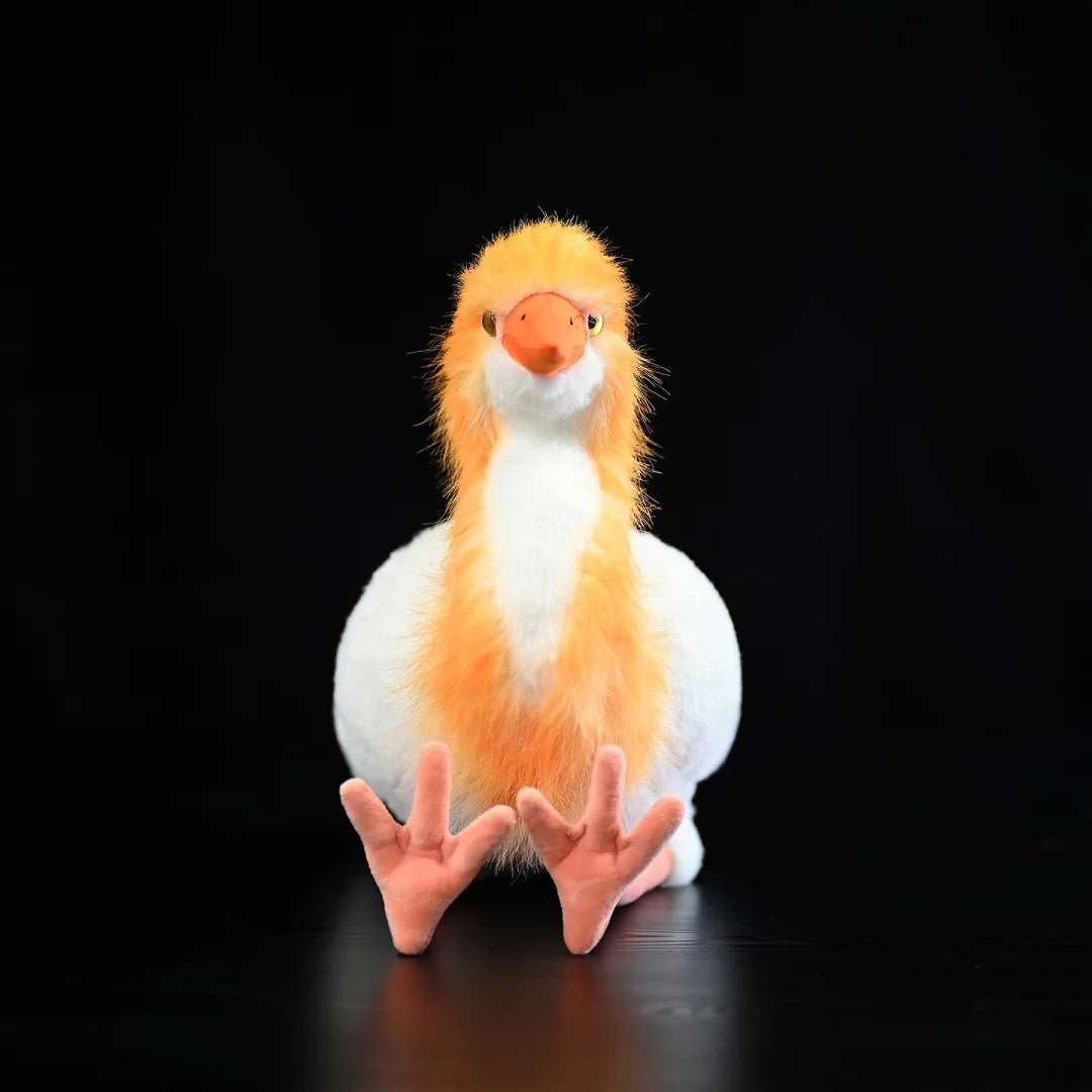Vista frontale del dettagliato peluche di airone guardabuoi orientale di SoftDaysLab®, che mostra il suo adorabile viso realistico.