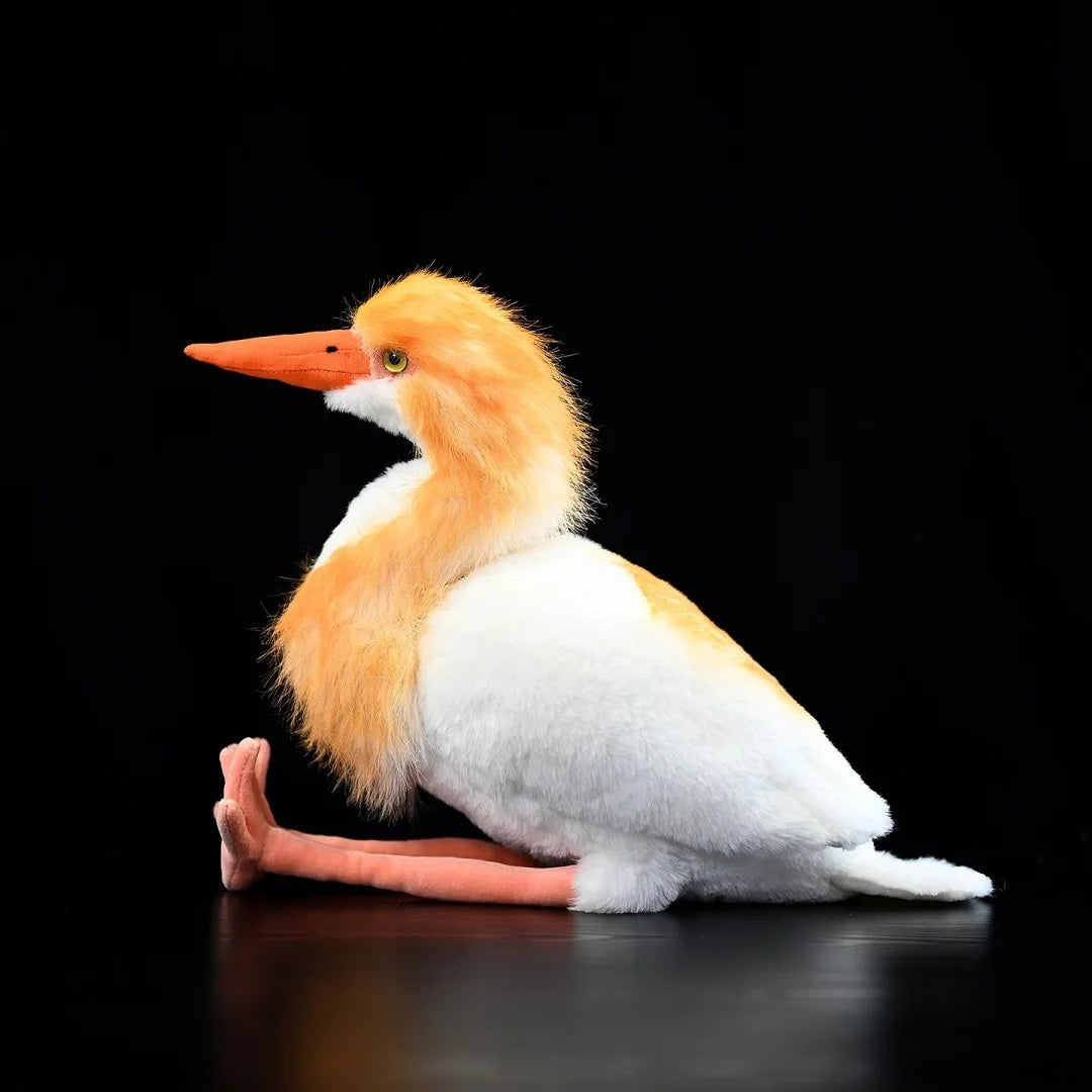 Vista laterale del peluche di airone guardabuoi orientale, estremamente realistico, prodotto da SoftDaysLab®, con dettagli arancioni e beige realistici.