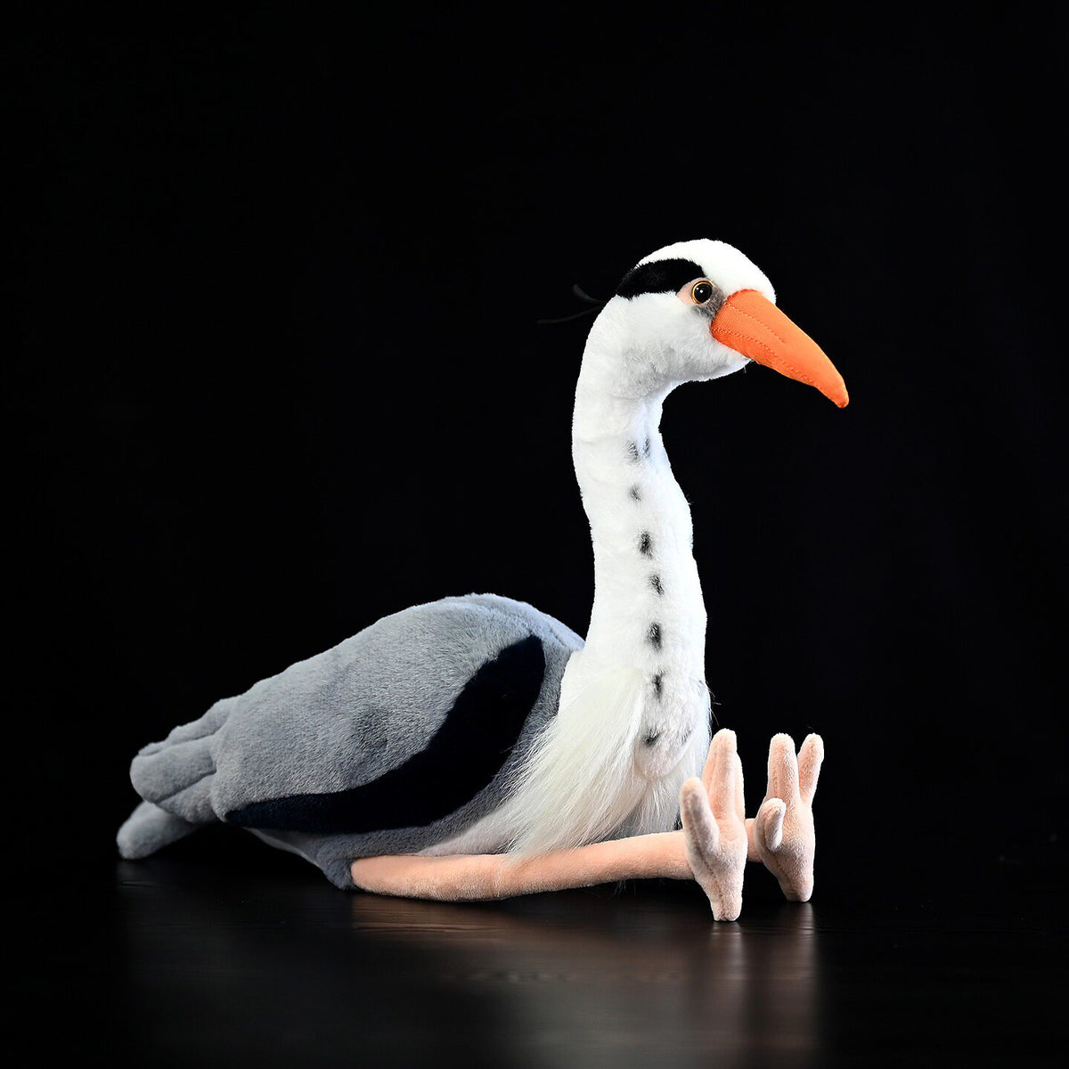 Peluche Héron cendré en position assise naturelle, par SoftDaysLab®, idéale pour les amoureux des oiseaux et les collectionneurs.