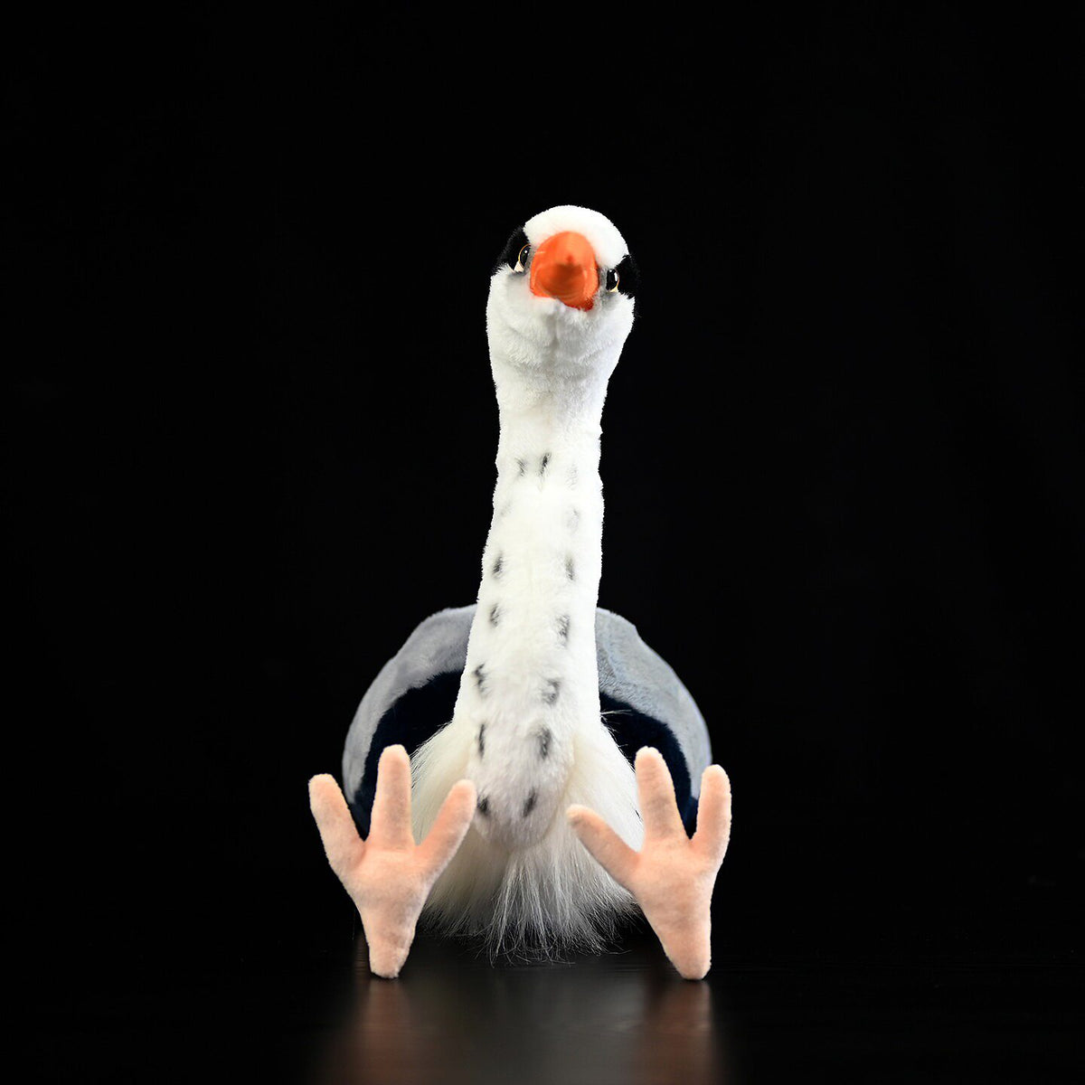 Vue de face d'une peluche réaliste de héron cendré de SoftDaysLab®, mettant en valeur un bec réaliste et des plumes douces.