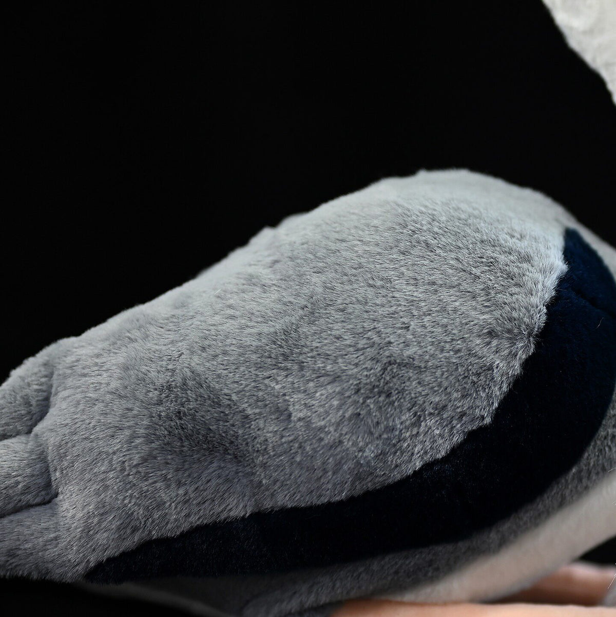 Vue détaillée des ailes de héron cendré et de leur texture pelucheuse par SoftDaysLab®, ressemblant à de véritables plumes d'oiseau.