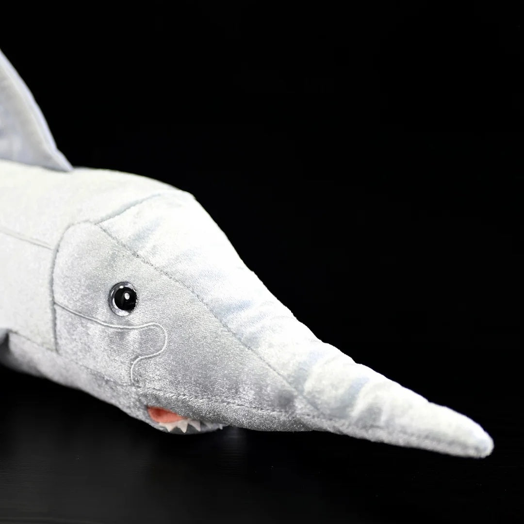 Gros plan sur la tête en peluche de la chimère à long nez de SoftDaysLab®, mettant en valeur son museau et ses yeux réalistes.