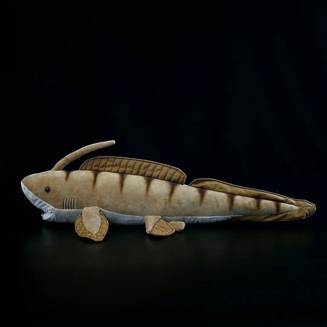 Vista laterale completa del peluche Xenacanthus di SoftDaysLab®, progettato come una replica realistica di uno squalo preistorico.