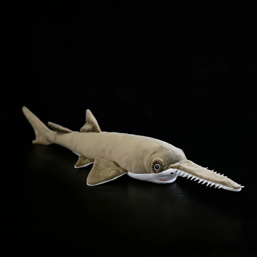 Peluche réaliste de poisson-scie à grandes dents de SoftDaysLab®, un jouet en peluche doux et réaliste pour les amoureux de l'océan