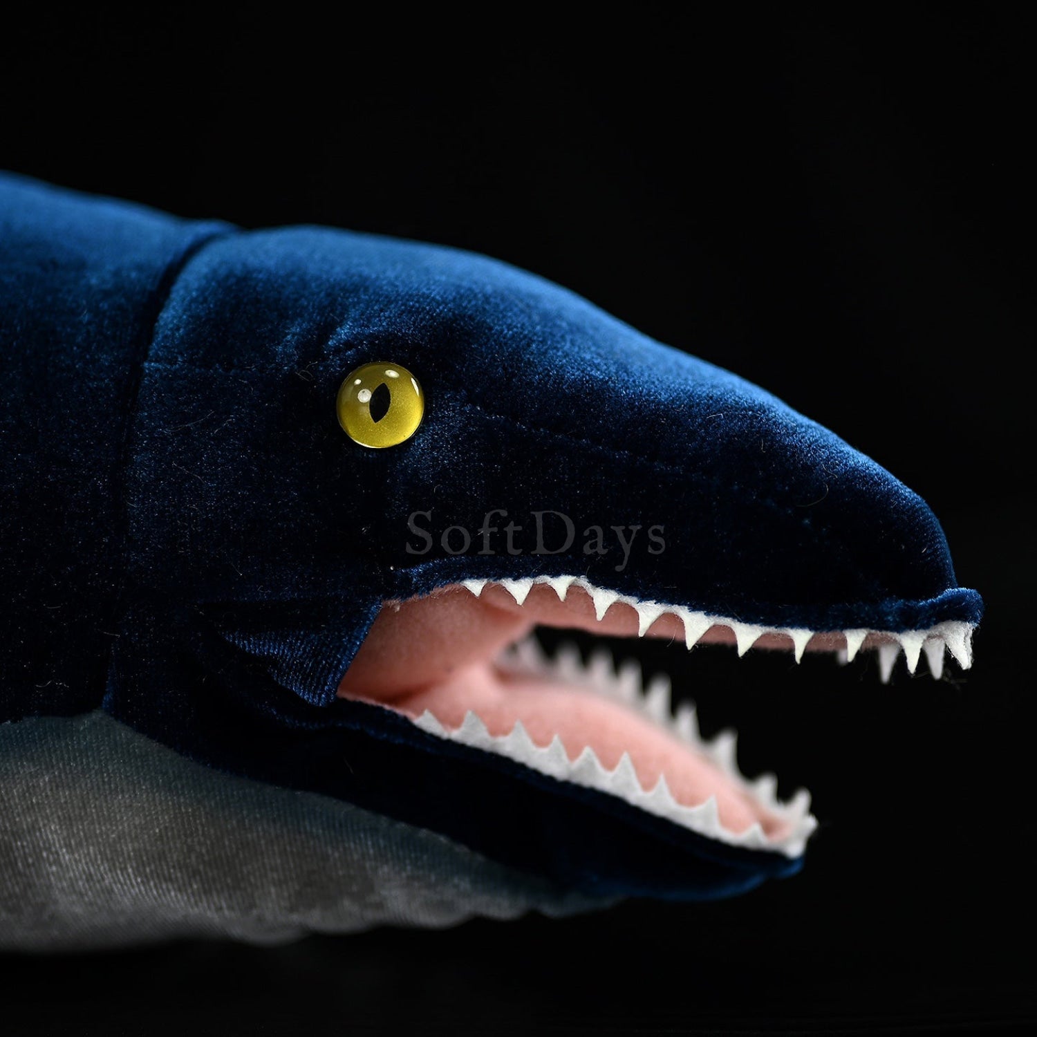 Lifelike head of Himalayasaurus plush toy, featuring a toothy smile and golden eyes for a realistic appearance