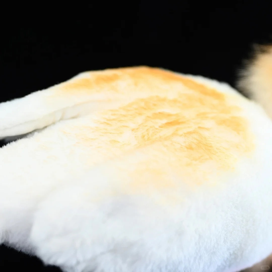 Primer plano de la textura del ala del peluche de garceta bueyera oriental de SoftDaysLab®, que imita los sutiles patrones naturales del ave.