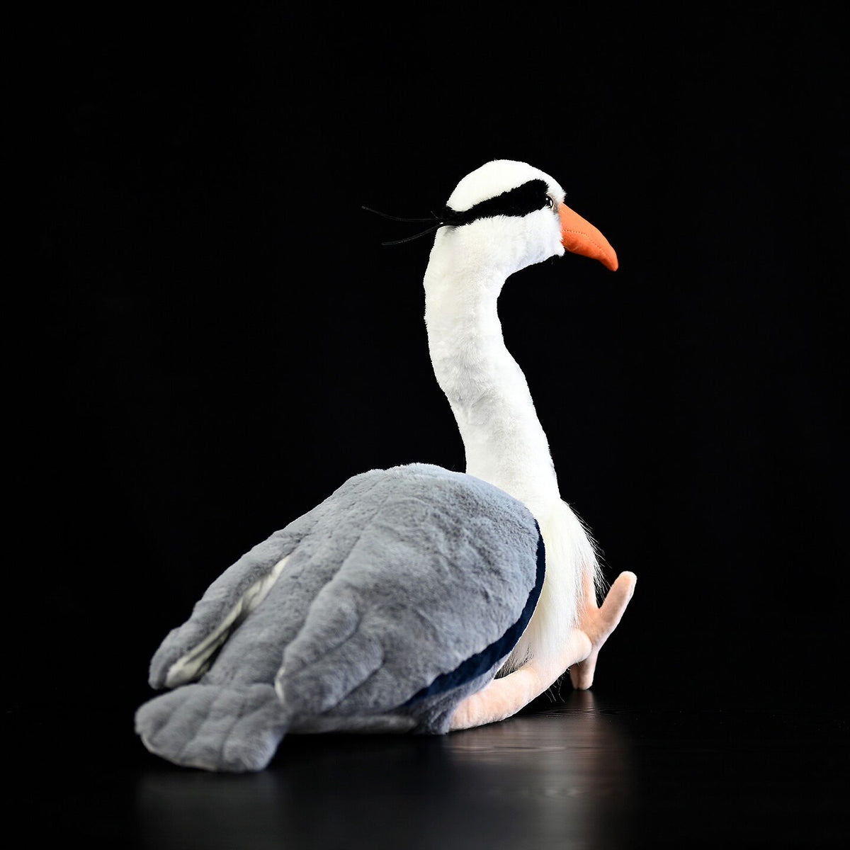 Vue arrière d'une peluche Héron cendré de SoftDaysLab®, mettant en valeur son fin plumage gris et sa posture assise naturelle.