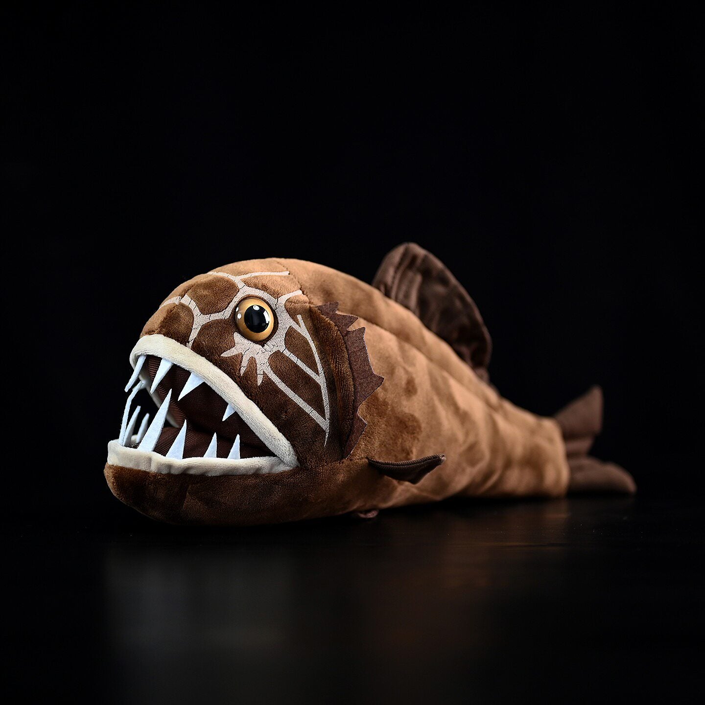 Lebensechter Gemeiner Fangzahnfisch als Plüschtier von SoftDaysLab®, ein detailgetreues Plüschtier für die Tiefsee.
