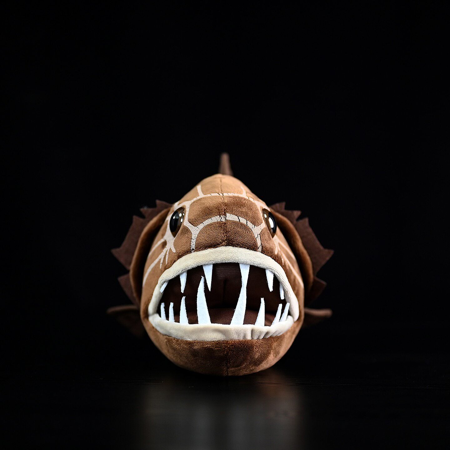 Vorderansicht des Common Fangtooth Plüschtiers von SoftDaysLab®, das scharfe Zähne und naturgetreue Details eines Meeresfisches zeigt.