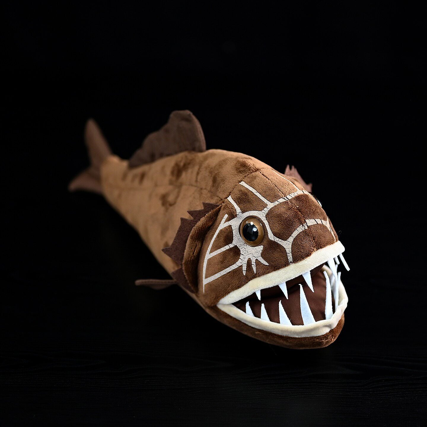 Die Ganzkörperansicht des Common Fangtooth Plüschtiers von SoftDaysLab® zeigt die detailreiche Verarbeitung.