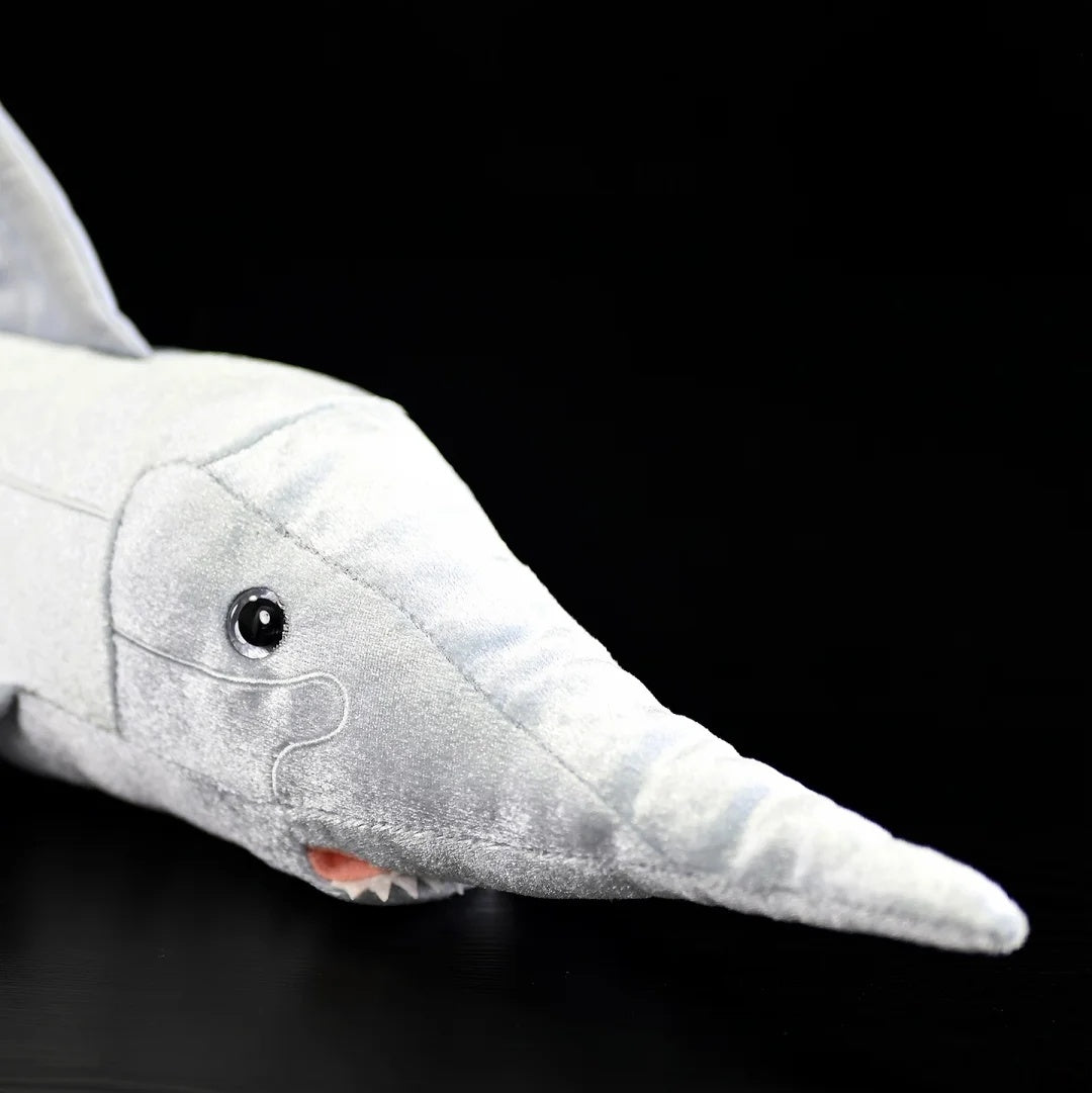Primo piano della testa del peluche Chimera dal naso lungo di SoftDaysLab®, con particolare attenzione al muso e agli occhi realistici.