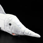 Primo piano della testa del peluche Chimera dal naso lungo di SoftDaysLab®, con particolare attenzione al muso e agli occhi realistici.