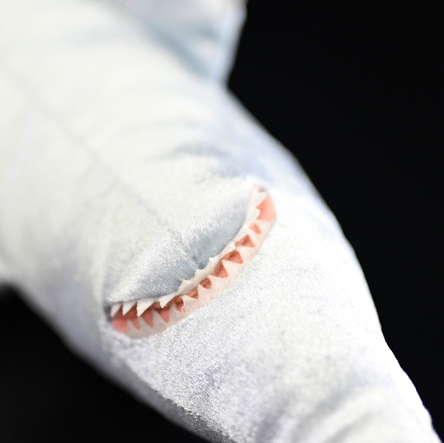 Detailansicht des Plüschtiers „Langnasenchimäre“ von SoftDaysLab®, mit seinem realistischen Maul und Bauchdesign.