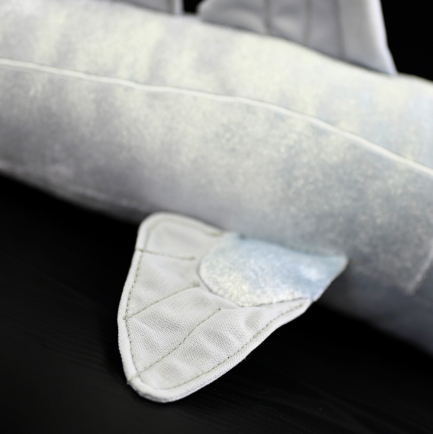 Die Flossendetails des Langnasenchimären-Plüschtiers von SoftDaysLab® zeugen von hochwertigem Design und erstklassiger Verarbeitung.