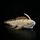 Vista laterale del peluche Xenacanthus di SoftDaysLab®, ispirato allo squalo d'acqua dolce preistorico.