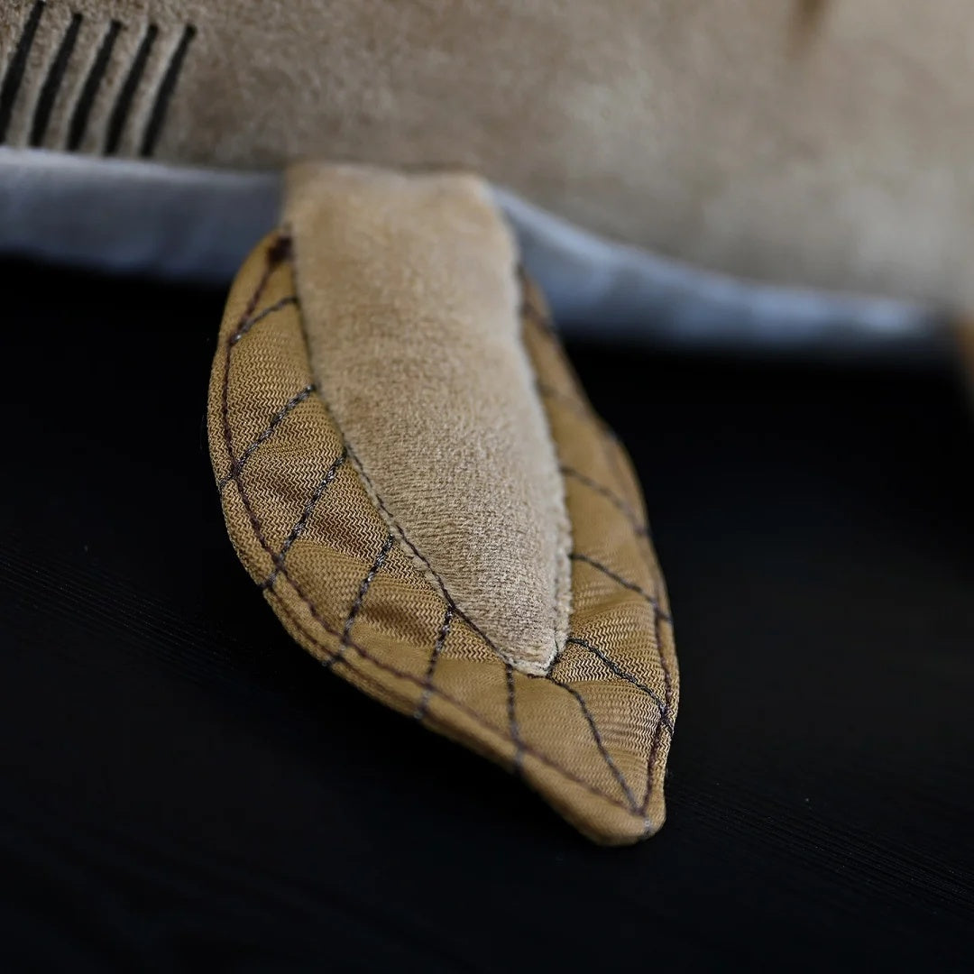 Vista dettagliata della pinna del peluche Xenacanthus di SoftDaysLab®, realizzato con maestria per garantire l'autenticità.