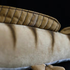 Primo piano dei dettagli della pinna dorsale del peluche Xenacanthus di SoftDaysLab®, che ne evidenzia il design realistico.