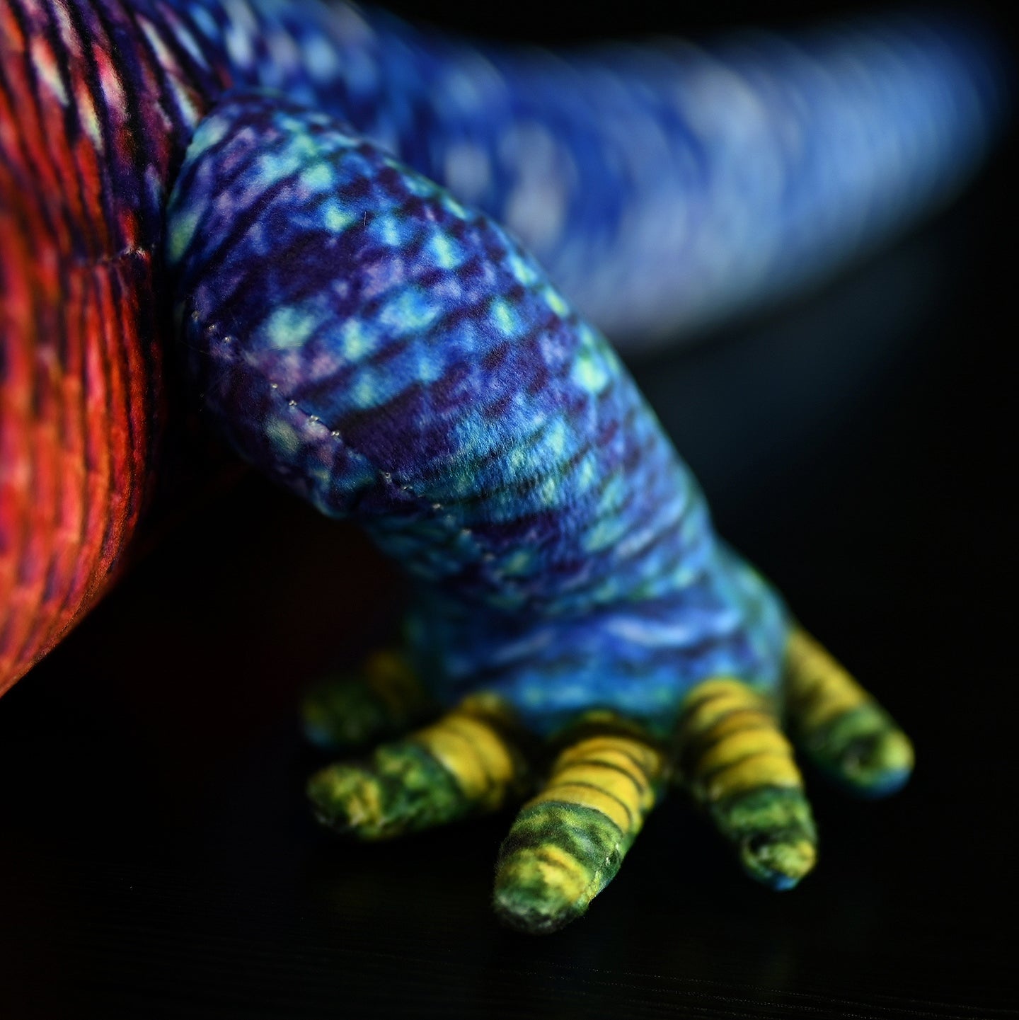 Close-up of the Spider-Man Agama plush‘s paw and tail, featuring intricate patterns and realistic textures